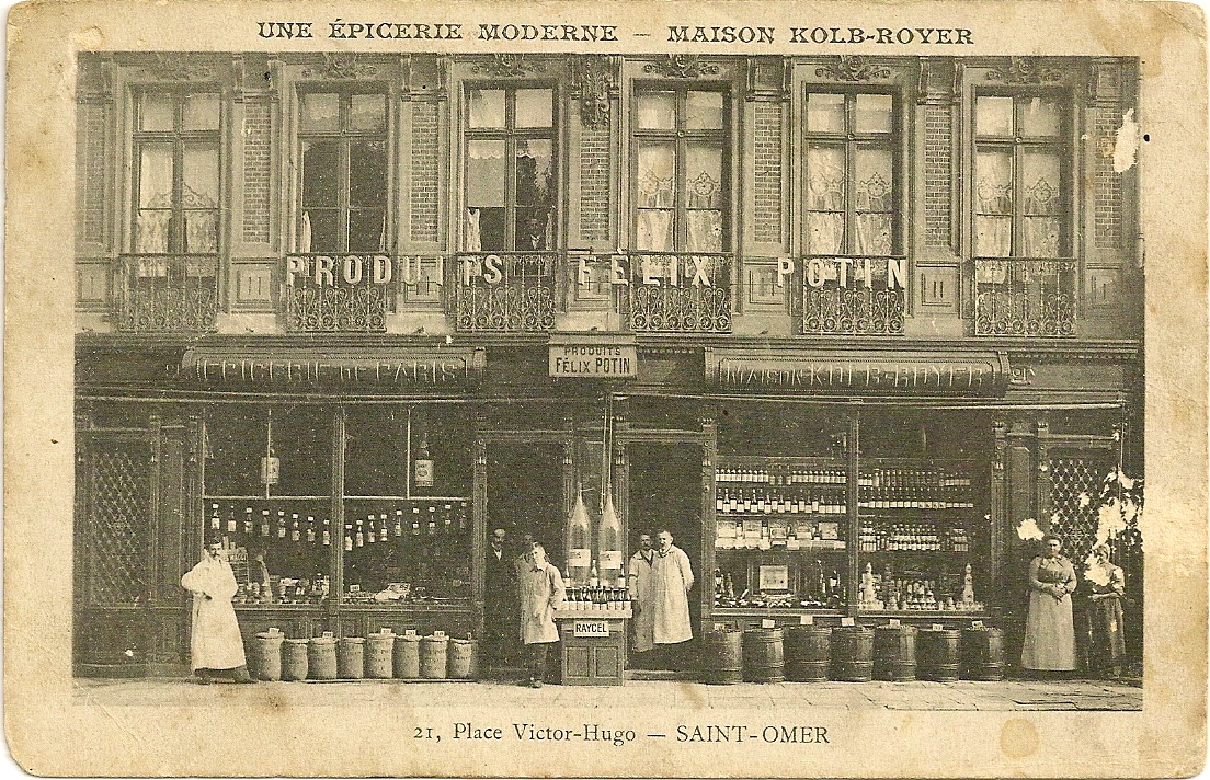 Une grande épicerie de produits Félix Potin, où l'on pouvez trouver beaucoup de denrées de la vie courante.